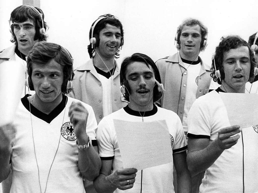 Die Spieler der deutschen Fuball-Nationalmannschaft mit Franz Beckenbauer (rechts im Bild) nehmen am 27.08.1973 in einem Tonstudie in Walldorf eine Schallplatte auf. Die Fuballer singen insgesamt neun Lieder, darunter das Lied 'Fuball ist unser Leben', dass sie bei den kommenden Weltmeisterschaften im eigenen Land begleiten sollte.