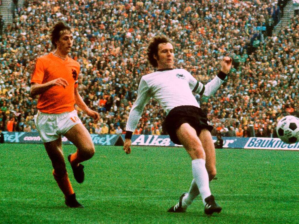 Kaum ein Spieler hat die Position des Libero im Fuball so gespielt und geprgt wie Beckenbauer. Im WM-Finale 1974 besiegte er die niederlndische Auswahl um Johan Cruyff (links).