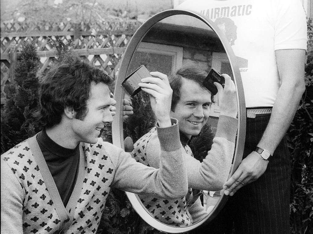 Beckenbauer wurde zum ersten Spieler im deutschen Fuball, der wusste, wie er sich selbst vermarkten konnte. Whrend eines Fototermins im Juni 1976 in Mnchen posierte er mit der Haarschneidemaschine "Hairmatic" vor einem Spiegel.