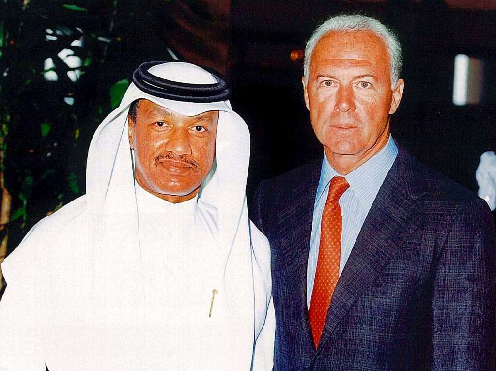 Franz Beckenbauer, damals Chef der DFB-Bewerbungskommission fr die Fuball-WM 2006, (r), und Mohamed bin Hammam, Mitglied Katars im FIFA-Exekutivkomitee, posieren am 25.07.2000 in Doha (Katar) vor der Kamera. 2014, kurz vor der WMin Brasilien, sind weitere Korruptionsvorwrfe im Zuge der Endrunden-Vergabe 2022 nach Katar aufgekommen.