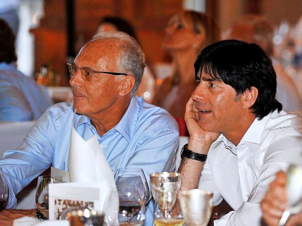 Franz Beckenbauer (l), Fuball-Weltmeister von 1990, und Bundestrainer Joachim Lw sitzen am Freitag (16.07.2010) am Tisch im Europapark in Rust. Die ehemaligen Nationalspieler trafen sich auf Einladung des Deutschen Fuball Bundes (DFB).