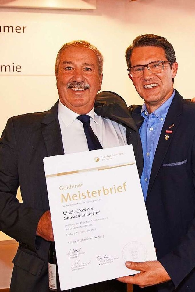 Vorstandsmitglied Friedrich Sacherer (...atuliert Ulrich Glockner aus Breisach.  | Foto: Handwerkskammer Freiburg