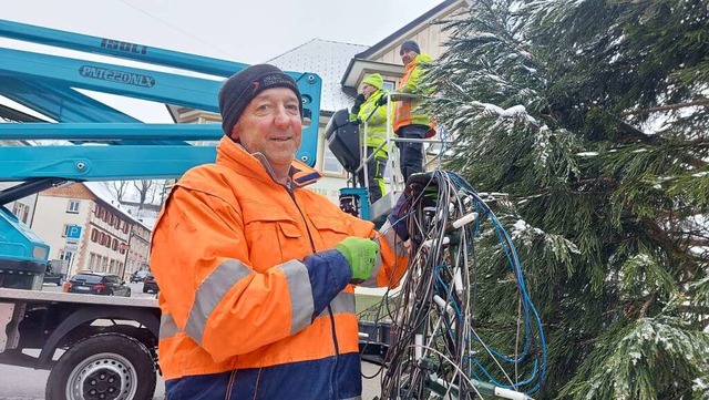 Bauhof-Mitarbeiter Siegfried Meier (vo...der Weihnachtsbeleuchtung beschftigt.  | Foto: Ingo Gnther