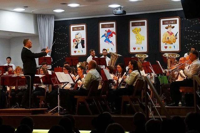 Musikverein Bernau unterhlt mit Helden und Halunken