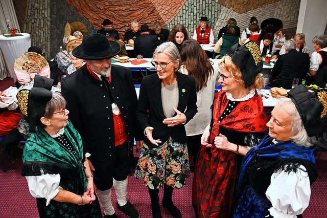 Landrtin Dorothea Strr-Ritter (Mitte...r Abordnung der Trachtengruppe Wittnau  | Foto: Thomas Kunz