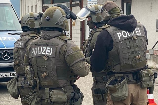 Ein Mann wird bei einem groem Polizeieinsatz im Zentrum von Friesenheim festgenommen