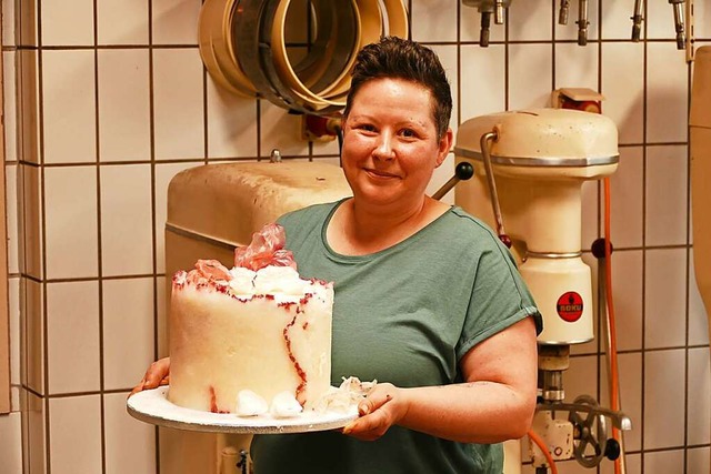 Simone Volk prsentiert eine Tortenattrappe fr ihre Hochzeitstorten-Tastings.  | Foto: Franziska Kleintges