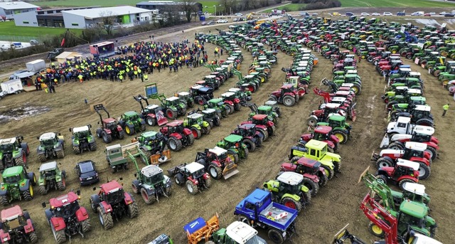 900 Traktoren nahmen an der Kundgebung...rkehr im gesamten Landkreis Waldshut.   | Foto: Johannes Kirchherr