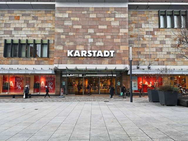 Wichtiger Eckpunkt im Einkaufstriangel der Innenstadt: Karstadt am Lindenplatz.  | Foto: Ralf Burgmaier