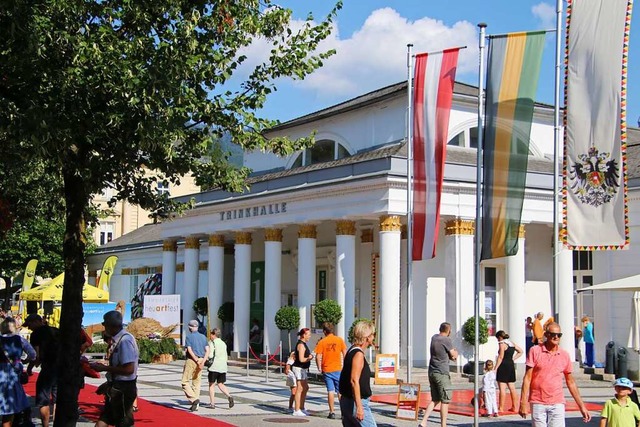 K.u.k.-Flair:  die Trinkhalle in Bad I...ust wird auch der Doppeladler gehisst.  | Foto: Alexander Dick