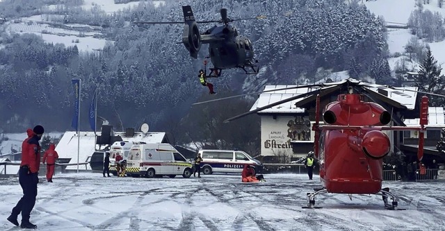 Rettungskrfte fliegen mit dem Helikopter zu den Verletzten.  | Foto: ZOOM.TIROL (dpa)