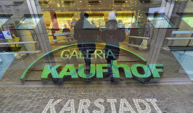 Kunden im Freiburger Geschft der Kette Galeria Karstadt Kaufhof  | Foto: Schneider Ingo