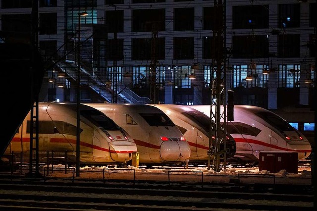 Im Fernverkehr fallen streikbedingt 80 Prozent der Fahrten aus.  | Foto: Lennart Preiss (dpa)