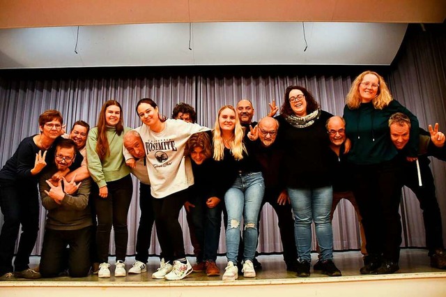 Die Frauen bei  der Narrenzunft Rolli-...er Mann im Schwitzkasten  von rechts).  | Foto: Heinz und Monika Vollmar