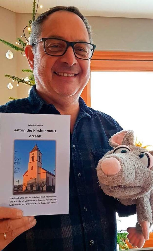 Winfried Wendle mit Buch und Kirchenmaus  | Foto: Marita Wendle