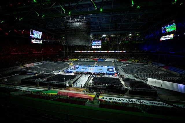 In der Merkur Spiel-Arena wird das Spi...Handball-Europameisterschaft montiert.  | Foto: Tom Weller (dpa)