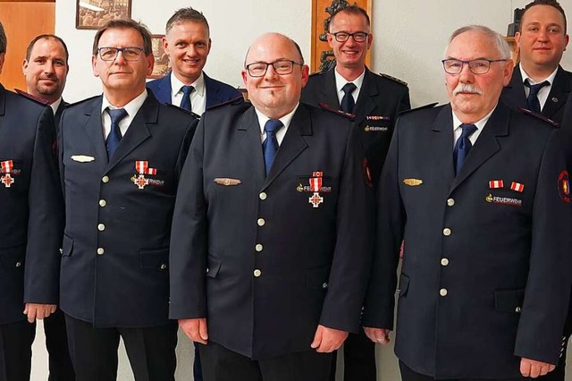 Etliche Feuerwehrmnner der Feuerwehr ...ch (v.l. hintere Reihe) ausgezeichnet.  | Foto: Jrgen Schweizer