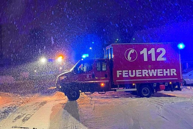 Die Feuerwehr sperrte die B3 in Richtu... die Fahrbahn rumte und Salz streute.  | Foto: Feuerwehr Schliengen