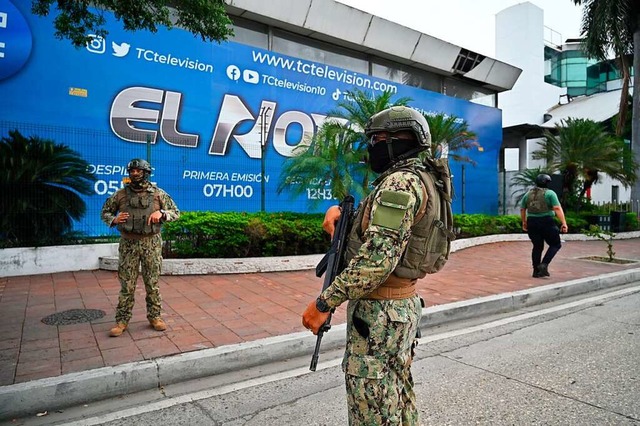 Soldaten umringen das Gebude des Fern... des Fernsehsenders eingedrungen sind.  | Foto: Stringer (dpa)