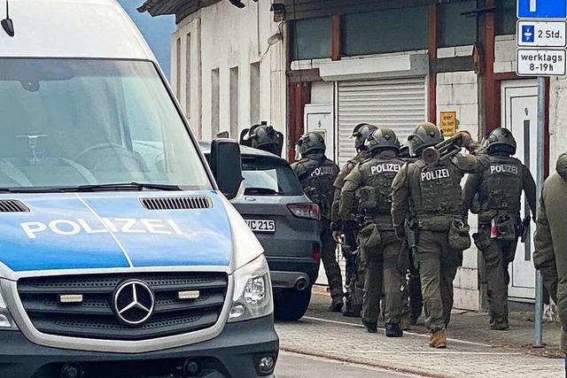 Bei dem Groeinsatz in Friesenheim am ...uch Spezialkrfte der Polizei vor Ort.  | Foto: Alena Ehrlich