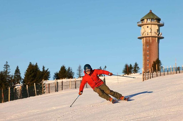 Julian Probst fhrt mit Skiern den See...rieb. Am Wochenende sollen es 13 sein.  | Foto: Feldbergbahnen GmbH.