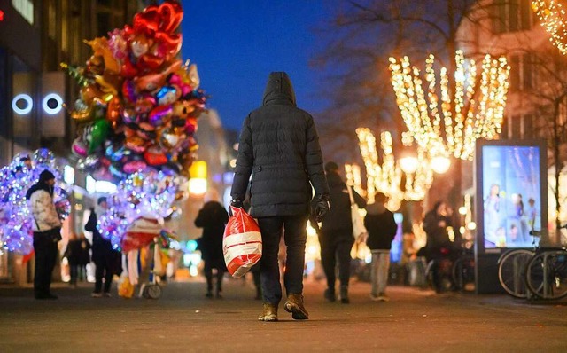 Der stationre Handel im Kreis blickt ...hft zurck als befrchtet worden war.  | Foto: Julian Stratenschulte (dpa)