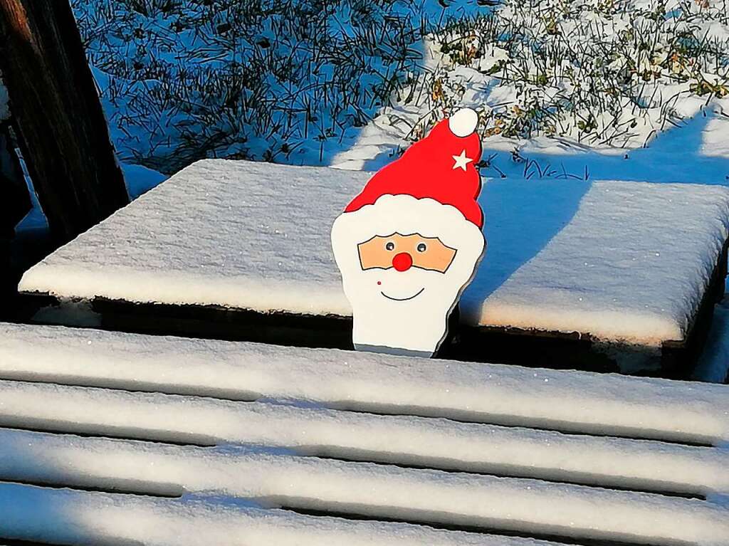 In Merdingen freut sich auch der Nikolaus ber den Schnee.