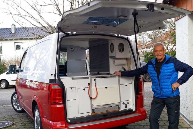 Jrgen Krebs vor seinem zum Camper umgebauten VW T6 (&#8222;OZ2&#8220;).  | Foto: Katrin Wien