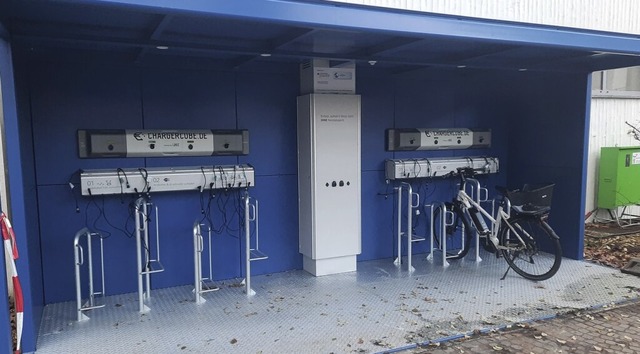Die blaue E-Bike-Ladestation in Gundelfingen ist in Betrieb.  | Foto: Andrea Steinhart