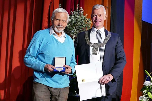 Beim Neujahrsempfang in Breisach hat B... Menges mit der Brgermedaille geehrt.  | Foto: Sophia Ungerland