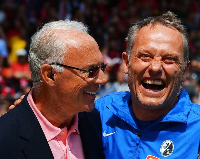 &#8222;Wer Franz Beckenbauer nicht hat...&#8220;, meint Christian Streich (r.).  | Foto: Patrick Seeger