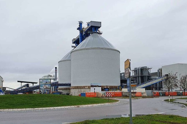 Markant sind die beiden Silos des neuen Gutex-Werks im Gewerbepark Breisgau.  | Foto: Hannes Selz