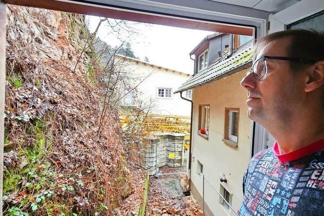 Felswand brckelt: Hausbesitzer bittet um Amtshilfe – Kreis Lrrach droht Strafe an