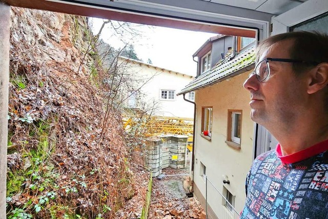 Matthias Scherer blickt vom Anbau sein...eslet aus auf die brckelnde Felswand.  | Foto: Gerald Nill