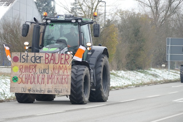 Auch am Donnerstag sind Landwirte mit ...schen Rheinfelden und Grenzach-Wyhlen.  | Foto: Sebastian Kurtenacker