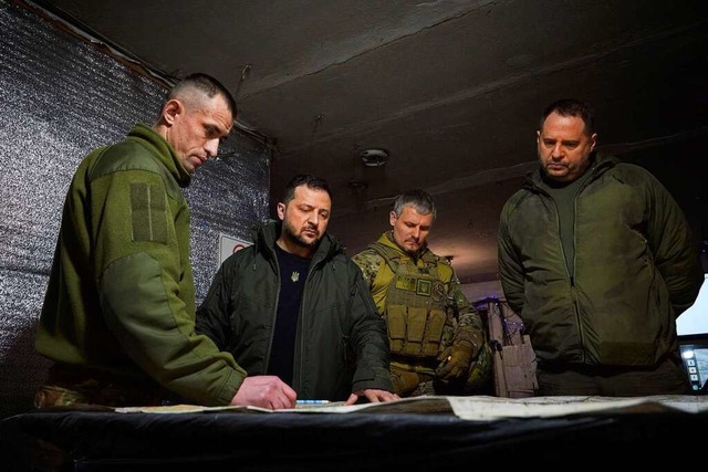 Der ukrainische Prsident Wolodymyr Se... bei einem Truppenbesuch in Awdijiwka.  | Foto: Uncredited (dpa)