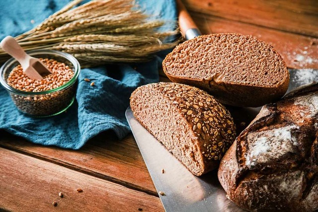 Nicht jedes dunkle Brot mit Krnern ist ein Vollkornbrot.  | Foto: Christin Klose (dpa)