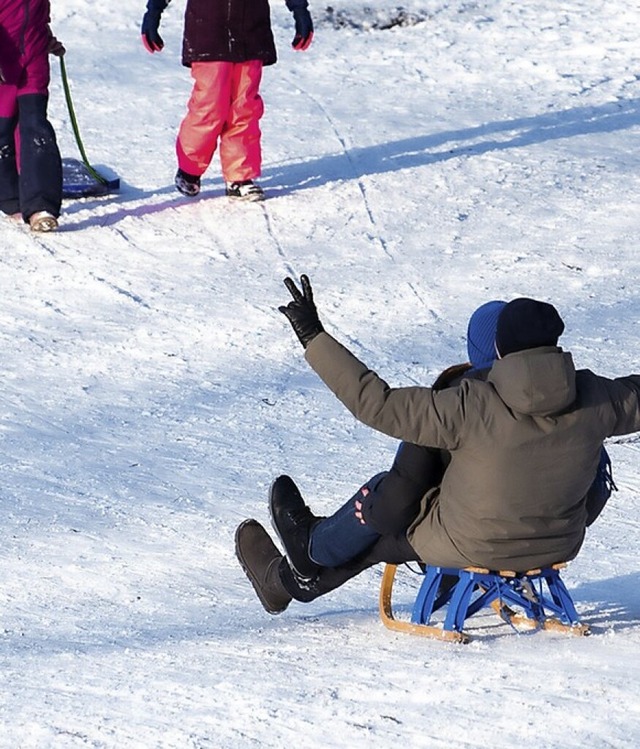 Wintersportler, die auf gemeinsam genu...n rodeln, mssen auf ihr Tempo achten.  | Foto: Daniel Bockwoldt (dpa)