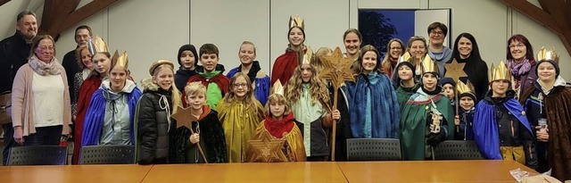 Eine groe Schar Sternsinger besuchte ...er Jrgen Multner (Dritter von links).  | Foto: Kirchengemeinde Mittleres Wiesental