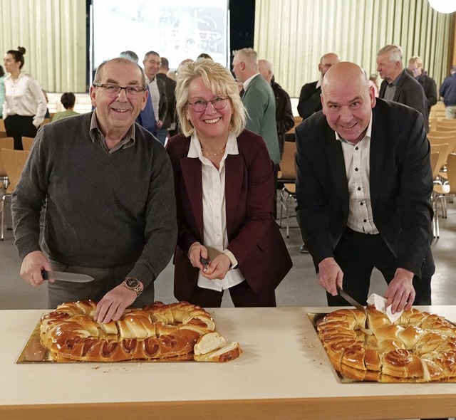 Gemeinsames Brezel anschneiden (von li...ingele, Frnzi Kleeb, Stefan Willmann   | Foto: Anton Schuler