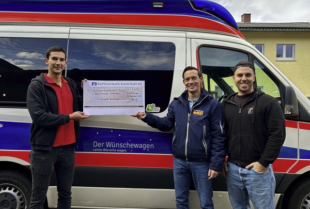 Johannes Gring (links) und  Fabio Web...rer eine Spende fr den  Wnschewagen.  | Foto: Landjugend Bischoffingen