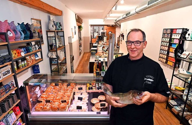 Delikatessen vom Fischbrtchen bis zum...Ralph Schwab in seinem Ladengeschft.   | Foto: Thomas Kunz