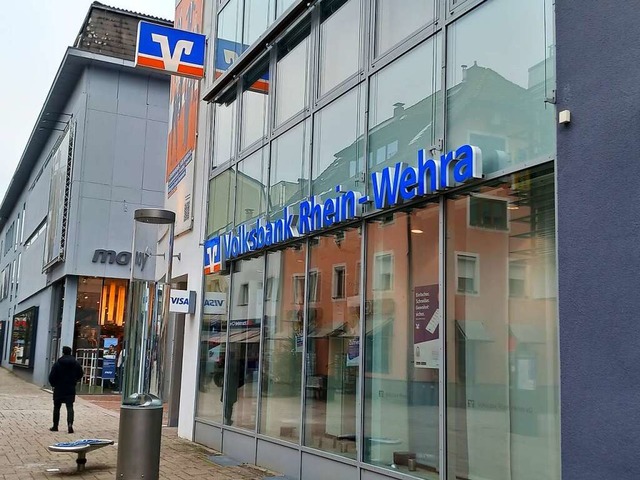 Die Zentrale der Volksbank Rhein-Wehra...ae in der Bad Sckinger Fugngerzone  | Foto: Axel Kremp