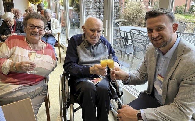 Einrichtungsleiter Stefan Lott (rechts...Jahre) und Alfons Mast  (97 Jahre) an.  | Foto: Kursana Friesenheim