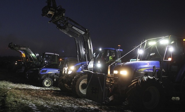 Auf einem Feld nahe Ringsheim kamen am...gabend zahlreiche Landwirte zusammen.   | Foto: Adelbert Mutz