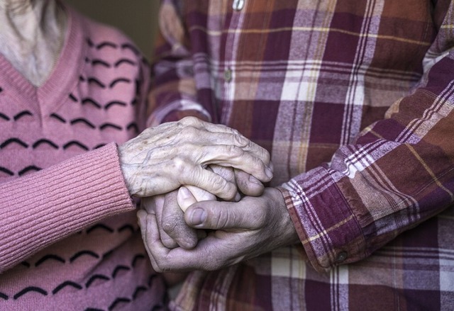 Alte Menschen wollen  so lange wie mglich im eigenen Zuhause wohnen bleiben.  | Foto: IMAGO/Ok Shu