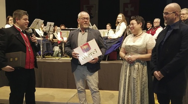 Brgermeister Andreas Knig zeichnete ...rn dankte dem Lebensretter ebenfalls.   | Foto: Winfried Kninger