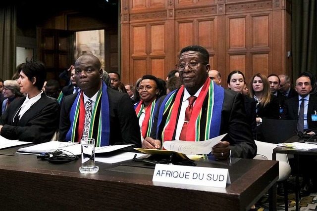 Vusimuzi Madonsela (vorne rechts), Bot...ng vor dem Internationalen Gerichtshof  | Foto: Patrick Post (dpa)