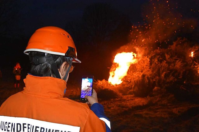 Ein Mitglied der Jugendfeuerwehr filmte im vergangenen Jahr die Flammen.  | Foto: Andrea Steinhart