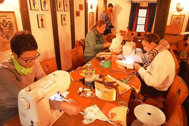 Blick in die Zunftstube als Nh-Atelie...ehm und Ulla Binder bei der Arbeit.     | Foto: Ilona Hge